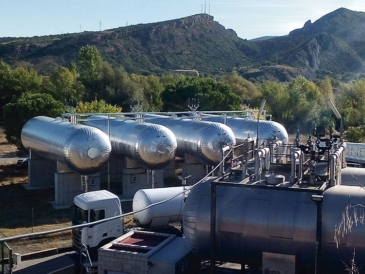 La compañía cuenta con tres plantas que producen electricidad a partir de biomasa forestal y residuos industriales y otras dos a partir de biogás procedente de residuos ganaderos