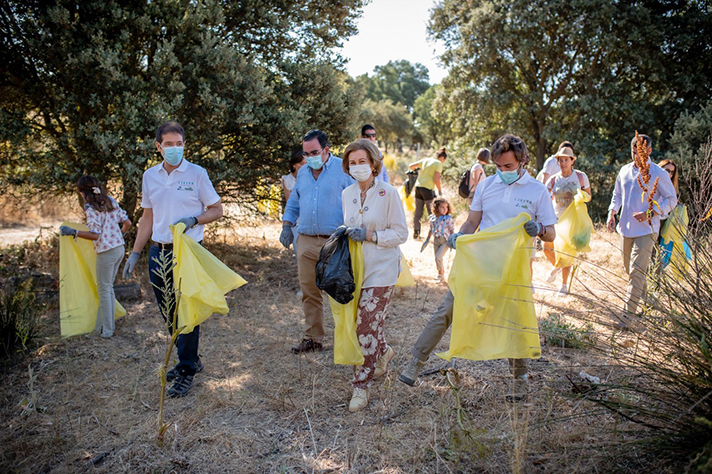 Su Majestad la Reina Doña Sofía, a través de la Fundación que lleva su nombre, también se ha unido participando en una recogida de basuraleza en Boadilla del Monte (Madrid)