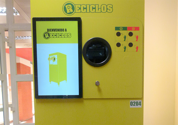 El Hospital Fundación Alcorcón incorpora tres dispositivos “inteligentes” que premian el reciclaje de plástico y latas