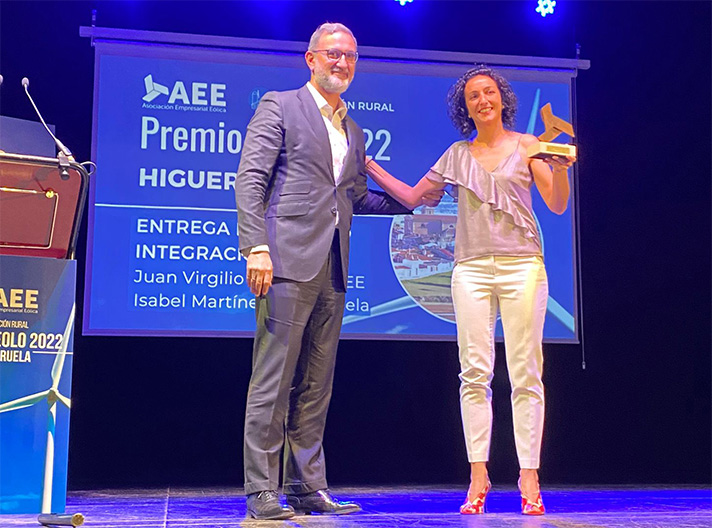 El director general de AEE, Juan Virgilio Márquez, haciendo entrega del premio a la alcaldesa de Higueruela, Isabel Martínez Arnedo