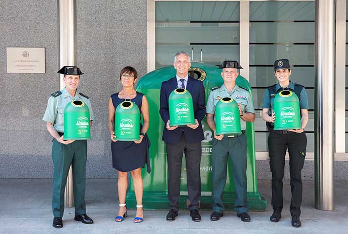 Izq-derecha: General José Manuel Santiago; María Gámez, Directora General de la Guardia Civil; José Manuel Núñez-Lagos, Director General de Ecovidrio; Coronel Jaime Cereceda Fernández-Orduña; y la Guardia Civil Coral Santiago