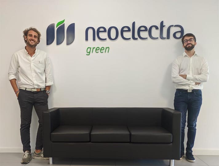 De izquierda a derecha: Claudio Amilibia, Responsable de Neoelectra Renovables y Carlos López, Ingeniero de Neoelectra Renovables