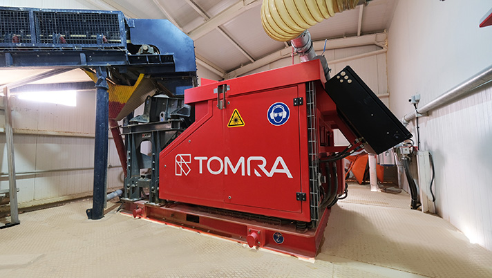 La nueva máquina clasificadora de TOMRA con tecnología láser abre nuevos mercados para las actividades de extracción de cuarzo de Mikroman