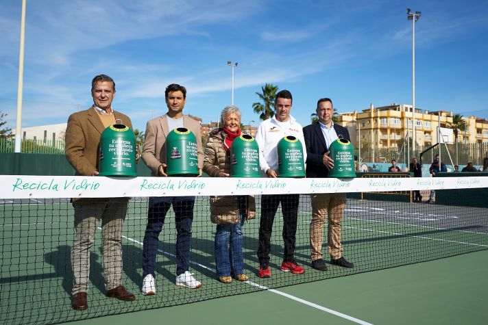 Ecovidrio, Kosmos Tennis y el Ayuntamiento de Málaga inauguran la primera pista de tenis de vidrio reciclado del mundo