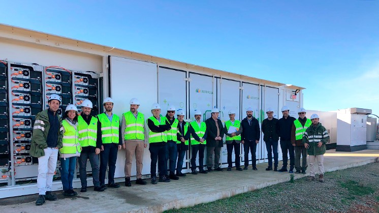 Personal de Iberdrola, el CIIAE, la Junta de Extremadura, la Universidad de Extremadura y del Parque Científico y Tecnológico de Extremadura en la planta fotovoltaica de Campo Arañuelo III (Cáceres).