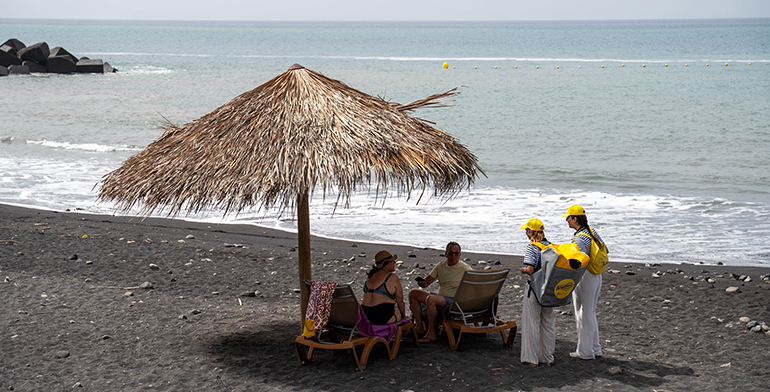 Canarias y Ecoembes llevan el reciclaje de envases a 13 playas y zonas de baño