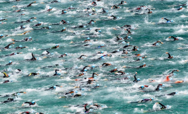‘Triatletas en el agua’, de José Miguel Romero Barco, es el título de la imagen que se ha llevado la mención de honor en esta categoría.