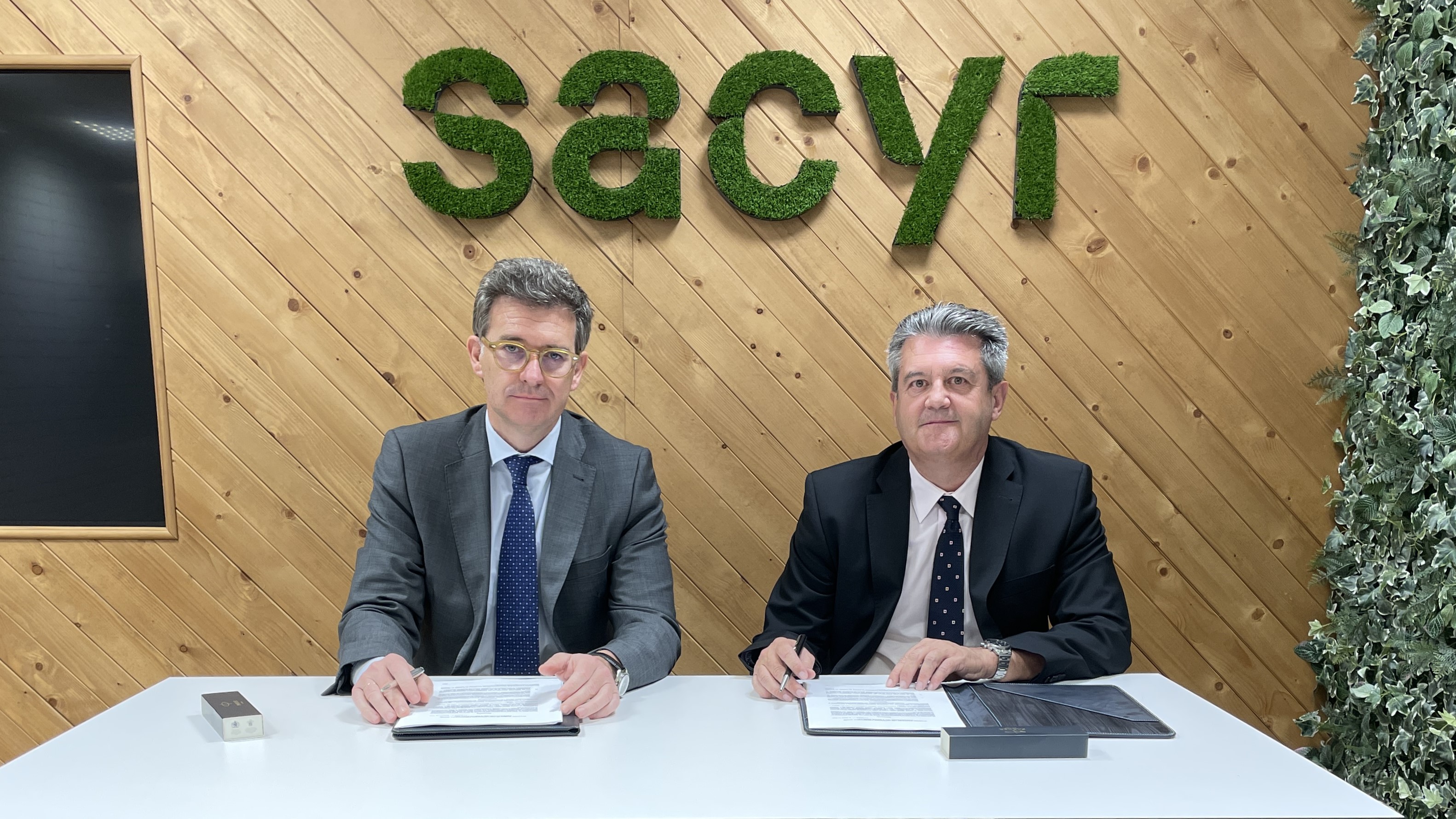 Sacyr y Captoplastic firman un acuerdo para impulsar el control y captura de microplásticos en el agua