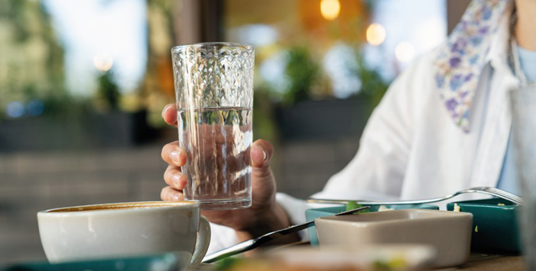 Crece un 10% el número de ciudadanos que elige agua del grifo en restaurantes, según Aqualia