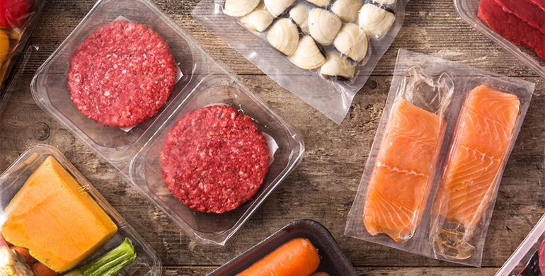 Un estudio detecta aditivos asociados al plástico en el 85% de 109 alimentos analizados