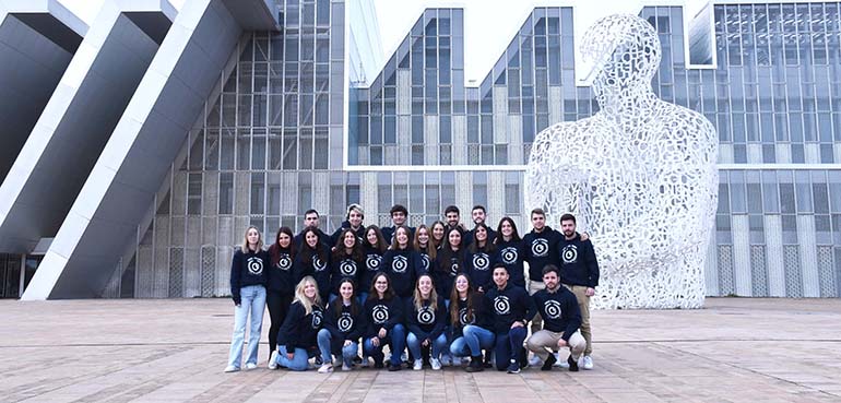 Grupo de jóvenes en el centro de CIRCE