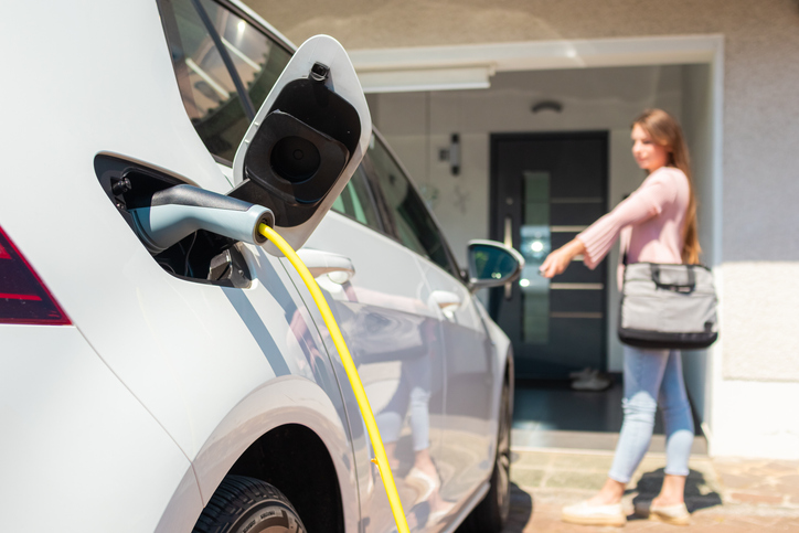 Las matriculaciones de vehículos electrificados (100% eléctricos + híbridos enchufables) de todo tipo subieron un 20,9% en 2022 según datos de AEDIVE y GANVAM.