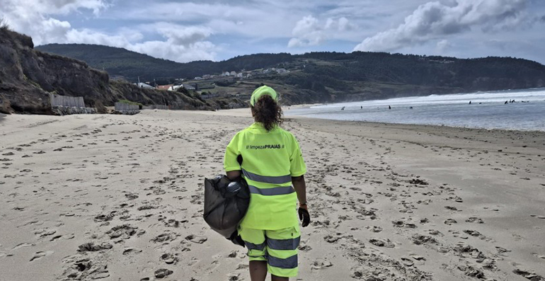 ACCIONA refuerza su presencia en Galicia al renovar el servicio de limpieza de playas en Carballo