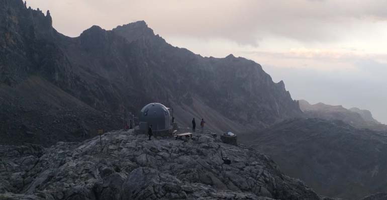 Retiran una tonelada de residuos de una sima en los Picos de Europa para combatir la basuraleza
