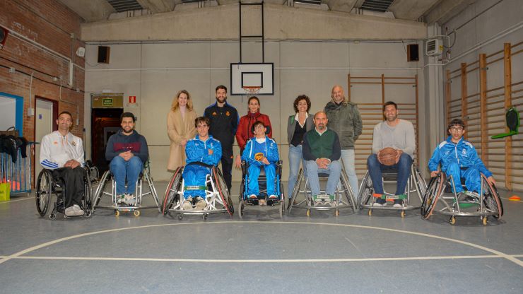 Felipe Reyes visita la escuela de baloncesto en silla de la  Fundación Real Madrid y SIGNUS en Getafe