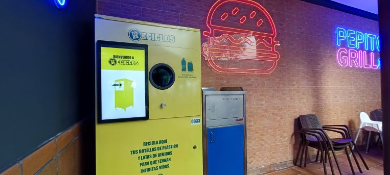 Parques Reunidos reafirma su compromiso con RECICLOS con la instalación de dos nuevas máquinas que recompensan por reciclar