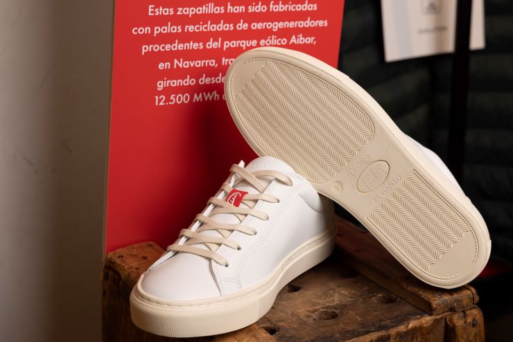 ACCIONA Energía y El Ganso lanzan las primeras zapatillas del mundo fabricadas con palas eólicas recicladas