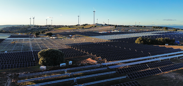 Acciona Energía completa su primera planta híbrida eólica y solar