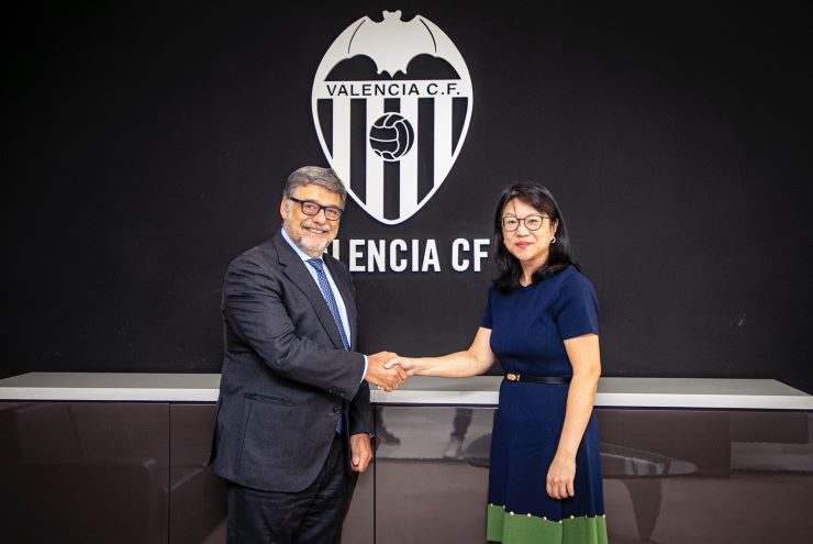 José Pérez, consejero delegado de Recyclia y Layhoon Chan, presidenta del Valencia CF