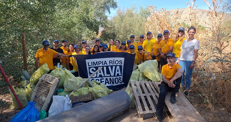 Voluntarios de Sika y la Fundación Ecoalf retiran más de media tonelada de residuos fluviales