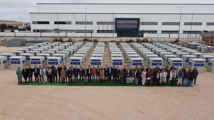 La Comunidad de Madrid la Federación de Municipios de Madrid y Ecoembes entregarán más de 200 contenedores azules para el reciclaje de papel y cartón entre 47 munic (002)