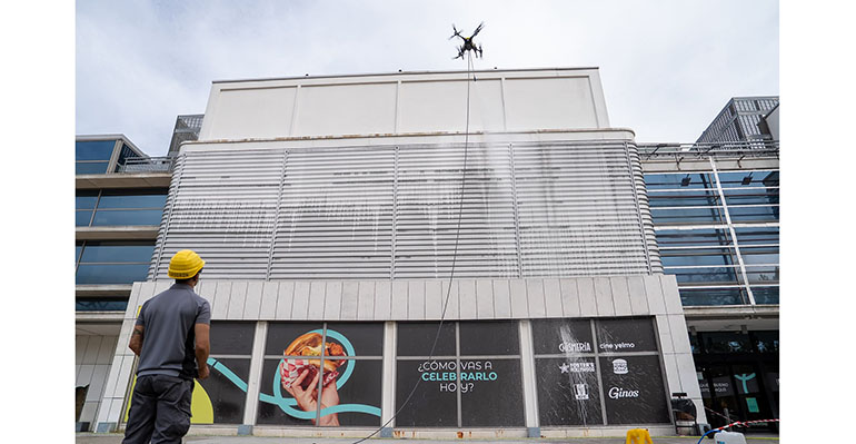 Vallsur incorpora drones para realizar la limpieza de su fachada