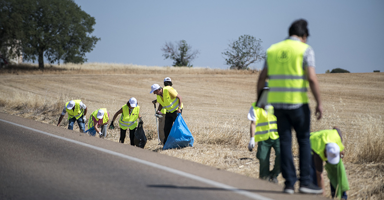 LIBERA alerta del impacto de la basuraleza en verano y pide no abandonar residuos en las carreteras