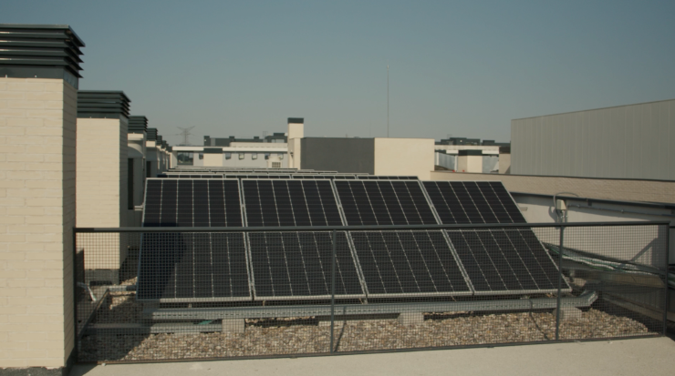 Paneles solares en la residencia micampus de Getafe