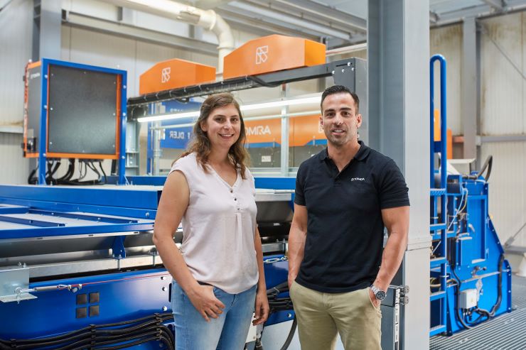 Tecnóloga de equipos en el centro del cliente y José Matas, director del segmento de madera de TOMRA.