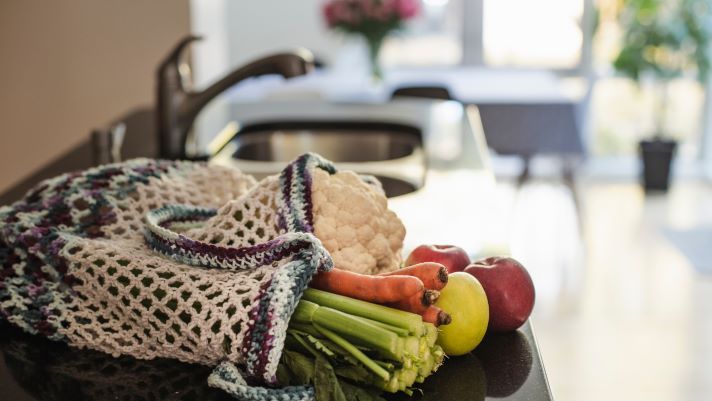 Entre las principales novedades se incluyen medidas orientadas a la prevención de residuos, el fomento de la venta a granel de alimentos, el aumento de envases reutilizables y la promoción del reciclado y marcado de productos