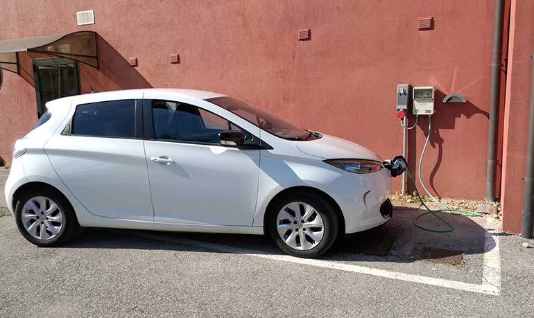 La mayoría de los habitantes de Madrid y Barcelona quiere un coche eléctrico, pero el precio sigue siendo un obstáculo