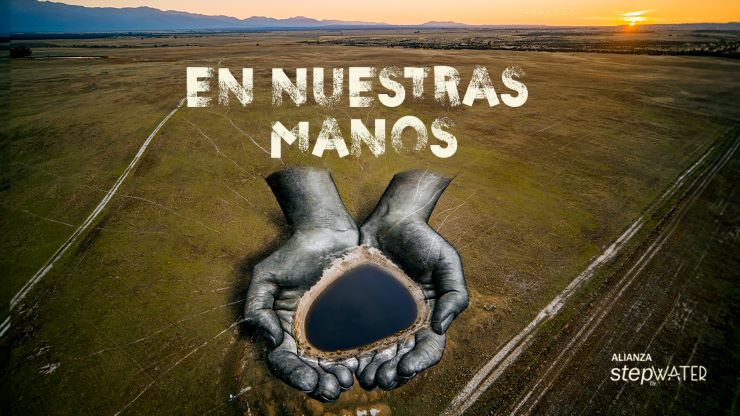 StepbyWater crea la primera obra de arte en una laguna para evidenciar que la solución al desafío del agua está ‘En nuestras manos’