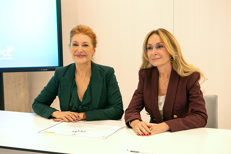 Teresa Viejo, presidenta de la Fundación Diversidad junto a Esther Alcocer Koplowitz, presidenta del Grupo FCC 
