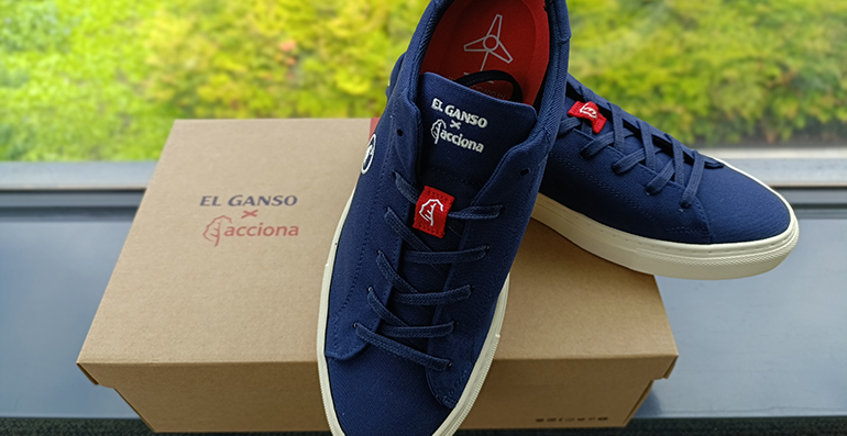 Acciona Energía y El Ganso lanzan una nueva línea de zapatillas fabricadas con palas recicladas del parque eólico Tahivilla 