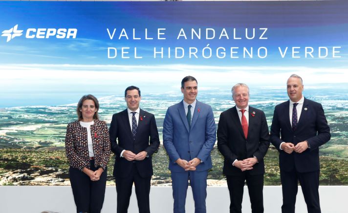 El proyecto irá acompañado de una inversión adicional de 2000 millones de euros destinada al desarrollo de una cartera de proyectos de 3 GW de energía eólica y solar para generar la electricidad renovable