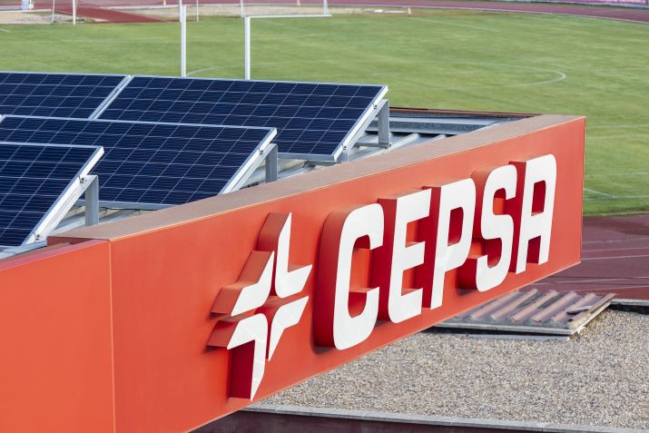 Actualmente, las estaciones de Cepsa cuentan con 12.000 paneles solares, con una capacidad de producción de 10.000 MWh/año, que logran reducir más de 3500 toneladas de CO2 al año