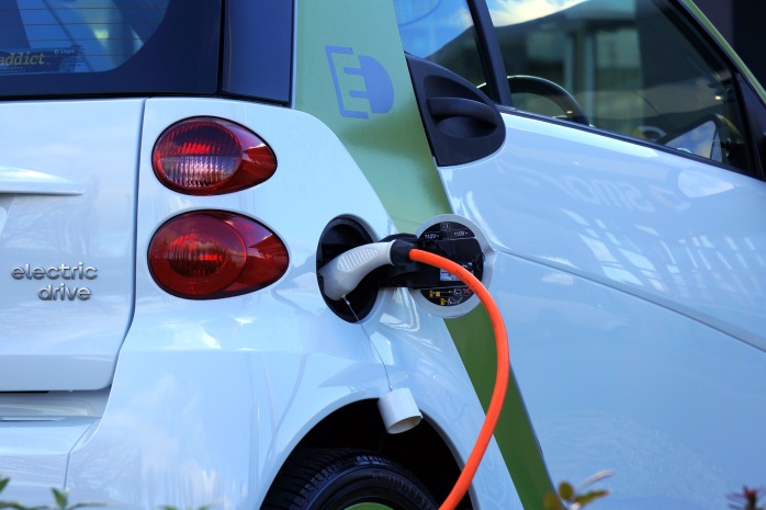 La Comisión Europea autoriza 837 M€ para fabricar baterías de coche eléctrico en España 