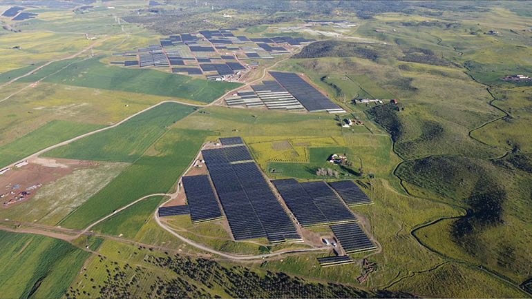 Endesa y Masdar cierran el acuerdo firmado en marzo 2025 sobre 446 MW de plantas fotovoltaicas en funcionamiento en España