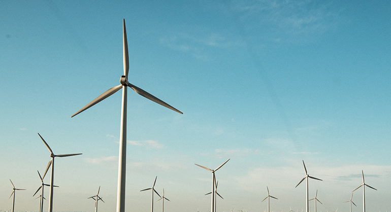 El MITECO mejora la regulación de las renovables para adaptarla a las nuevas condiciones del mercado eléctrico y facilitar la gestión del sistema