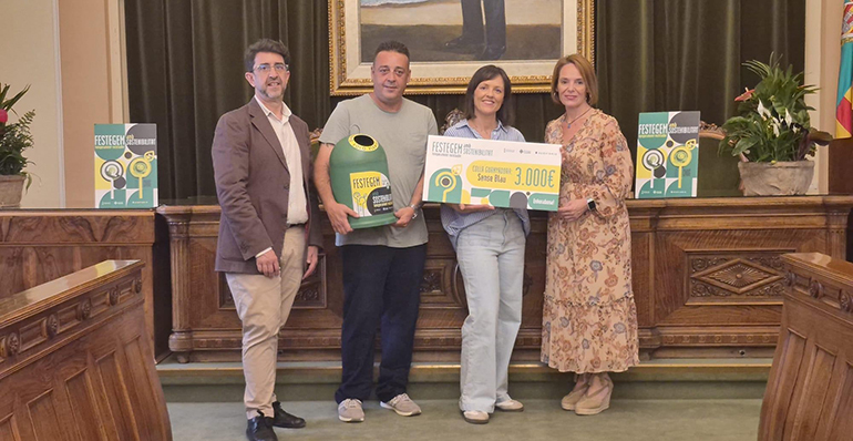 Castelló y Ecovidrio premian a la Colla Sense Blau por impulsar el reciclaje de vidrio durante la Magdalena