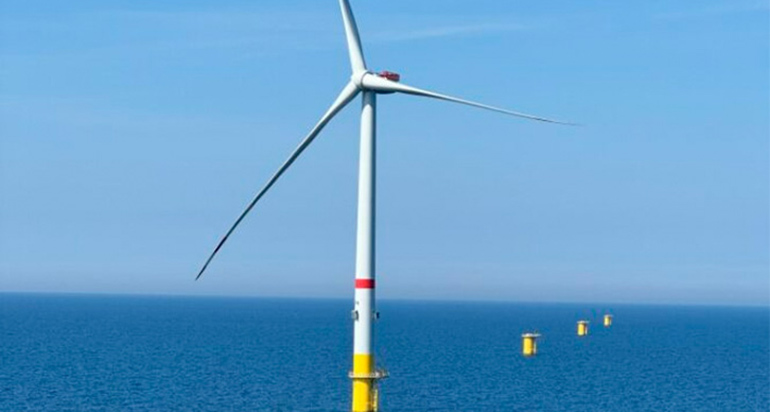Iberdrola instala la primera turbina del parque eólico marino de Baltic Eagle