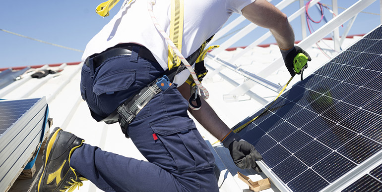 UNEF defiende que las renovables ya hacen la red más segura y reclama acelerar su papel en el control del sistema eléctrico