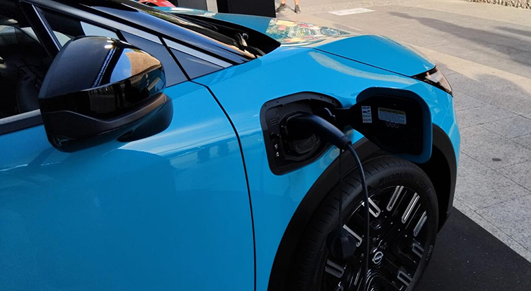 Las matriculaciones de vehículos electrificados crecen un 90,6% en 2025 y superan las 254.000 unidades