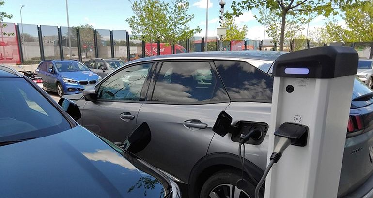 Las matriculaciones de vehículos electrificados crecen más de un 40% en abril