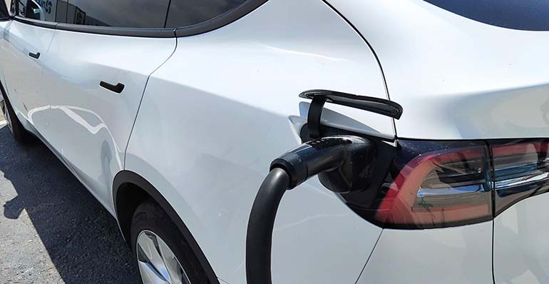 Las matriculaciones de vehículos electrificados crecen un 19,6 % en julio y ya representan uno de cada cinco turismos vendidos