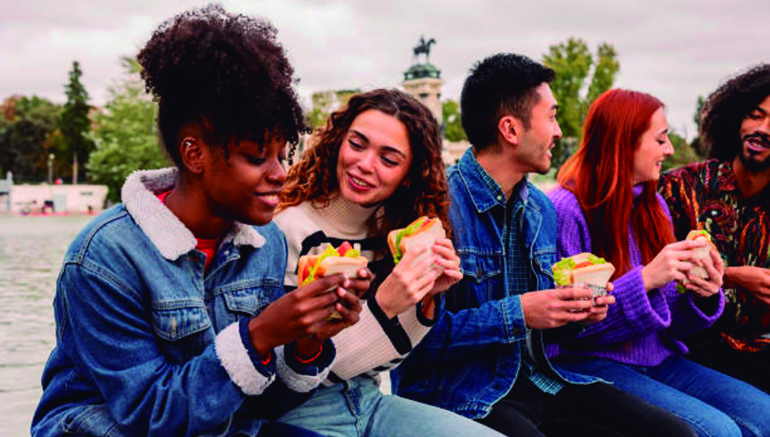 Los jóvenes son una de las mayores causas del desperdicio alimentario fuera de casa