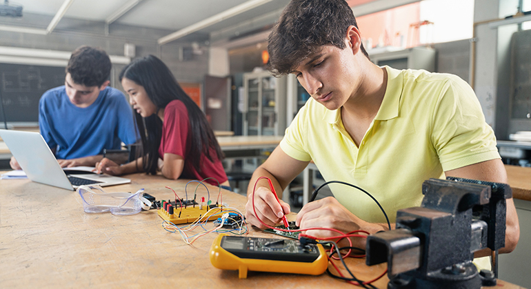 ManpowerGroup y EIT Innoenergy formarán a 800.000 profesionales para trabajar con baterías eléctricas