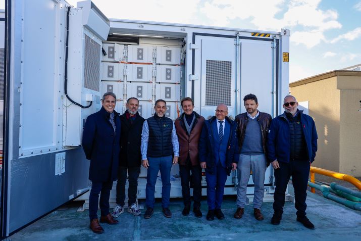 El autoconsumo fotovoltaico y la batería permiten a la empresa textil TexAthenea en Villena (Alicante) generar el 90% de la energía que consume