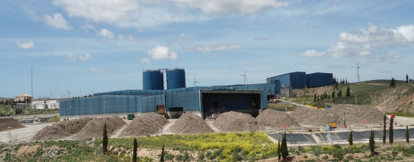 El Complejo está constituido por una Planta de Tratamiento y Compostaje de Residuos y un Depósito Controlado, localizados en el término municipal de Medina Sidonia, en la Finca de Miramundo-Los Hardales.