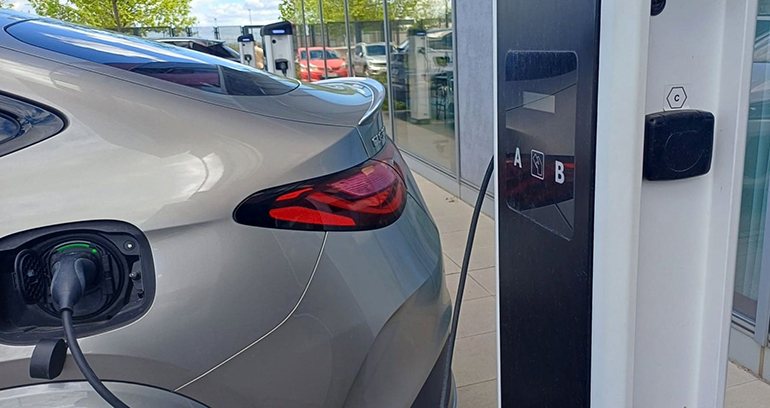Los vehículos electrificados crecen un 53% en septiembre y alcanzan su mejor registro del año